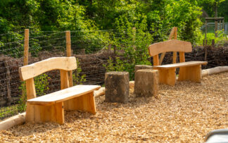 Bänke und Parkausstattung
